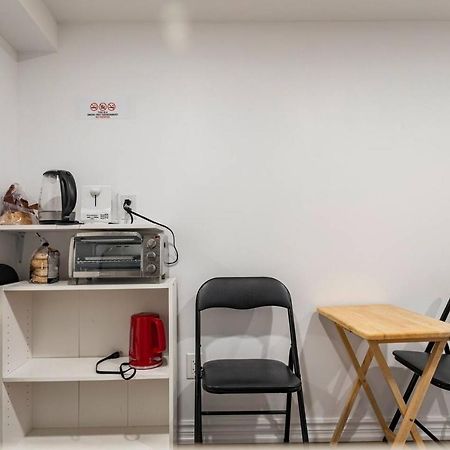 Simple & Tidy Private Rooms โตรอนโต ภายนอก รูปภาพ