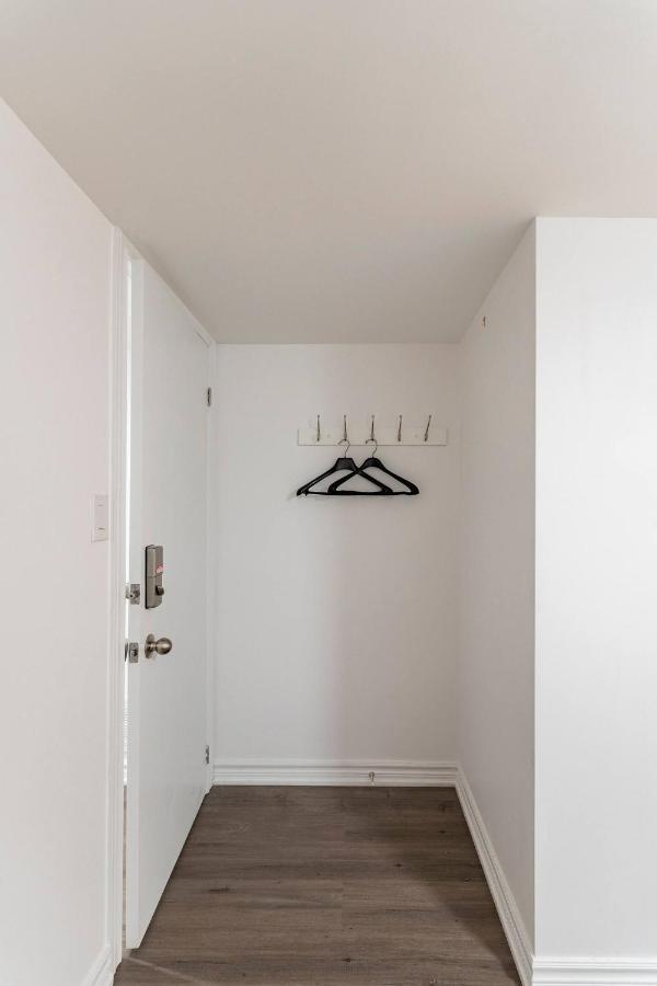 Simple & Tidy Private Rooms โตรอนโต ภายนอก รูปภาพ