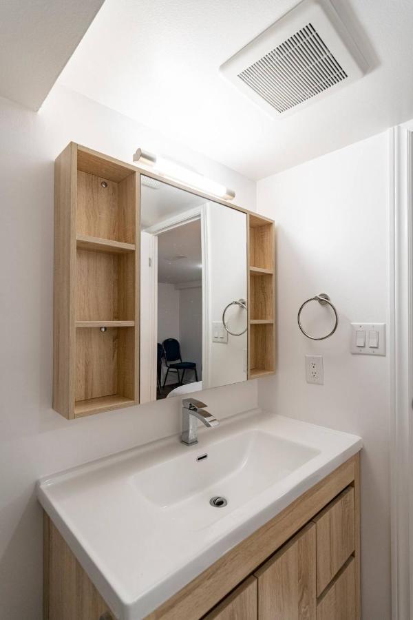 Simple & Tidy Private Rooms โตรอนโต ภายนอก รูปภาพ