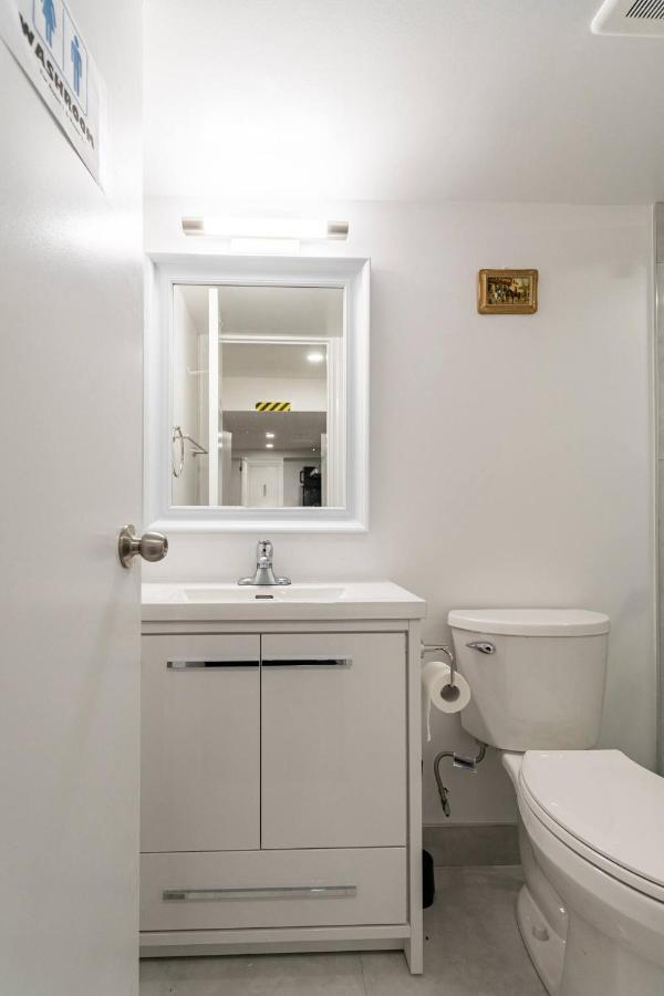 Simple & Tidy Private Rooms โตรอนโต ภายนอก รูปภาพ