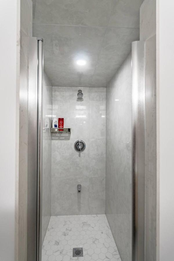 Simple & Tidy Private Rooms โตรอนโต ภายนอก รูปภาพ
